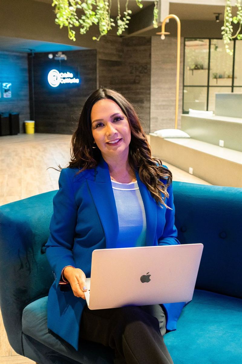 Verónica Reyna, fundadora de Mujer es Evolución, trabajando en su laptop